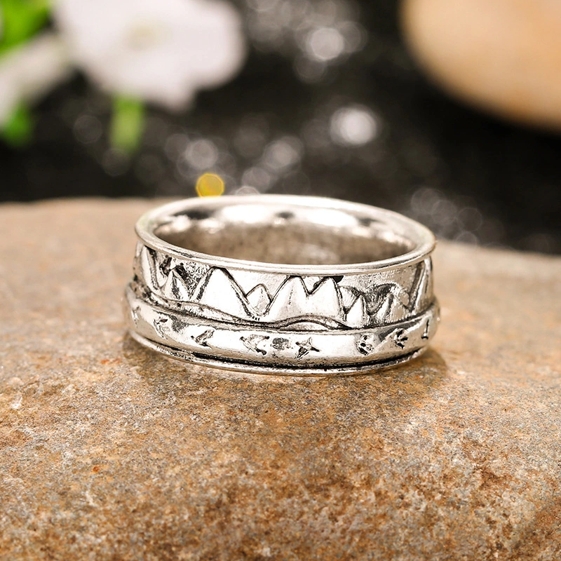  The index finger ring of the mountains is unique and majestic, with a retro mountain ring and the swallows flying south in a continuous action bracelet.