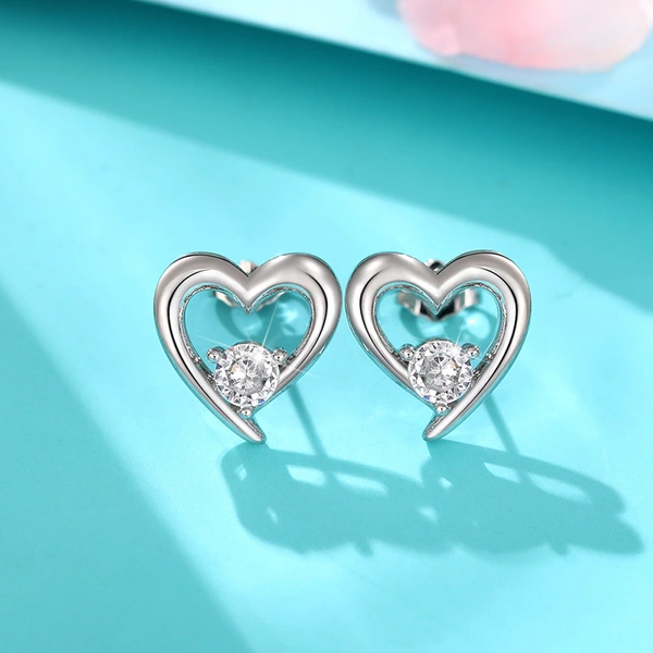  European and American style hollow heart earrings for women, simple and high-end new style earrings, small and elegant, versatile earrings