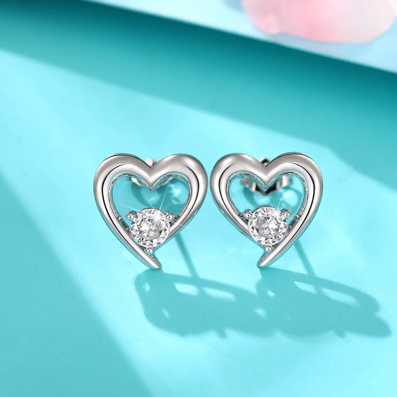  European and American style hollow heart earrings for women, simple and high-end new style earrings, small and elegant, versatile earrings