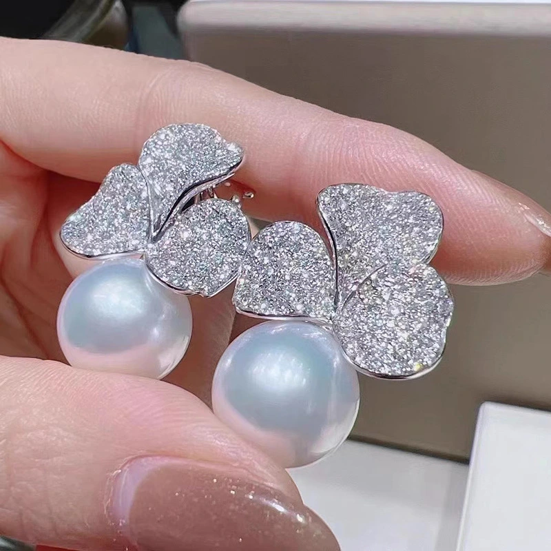 Clover imitation pearl earrings for women, fashionable, exquisite and shining earrings, light luxury style, high-end small fragrance style earrings