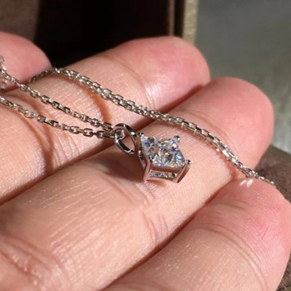 New European and American jewelry super shiny four-claw diamond zircon necklace fashionable single diamond pendant clavicle chain for women