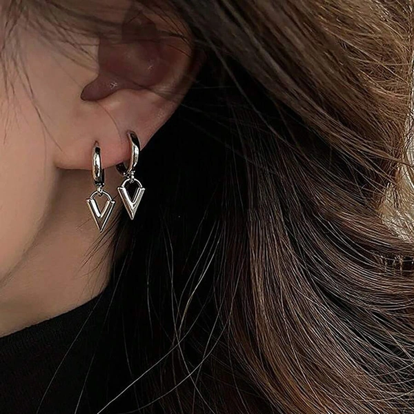 Hot neutral geometric earrings with triangular design, technological sense, internet celebrity style, chic and fashionable
