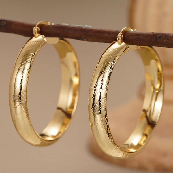 Middle Eastern women's earrings with exotic slash pattern and Hong Kong style glossy jewelry