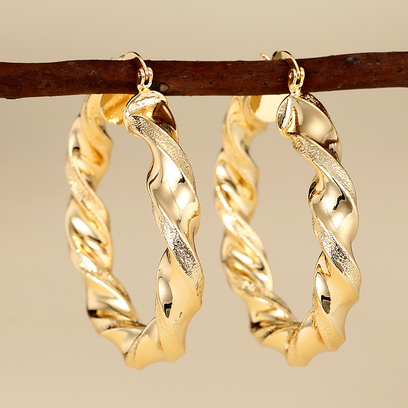 Spiral metal electroplated gold earrings for women, niche design, high-end style earrings, Asian sweet and cool accessories