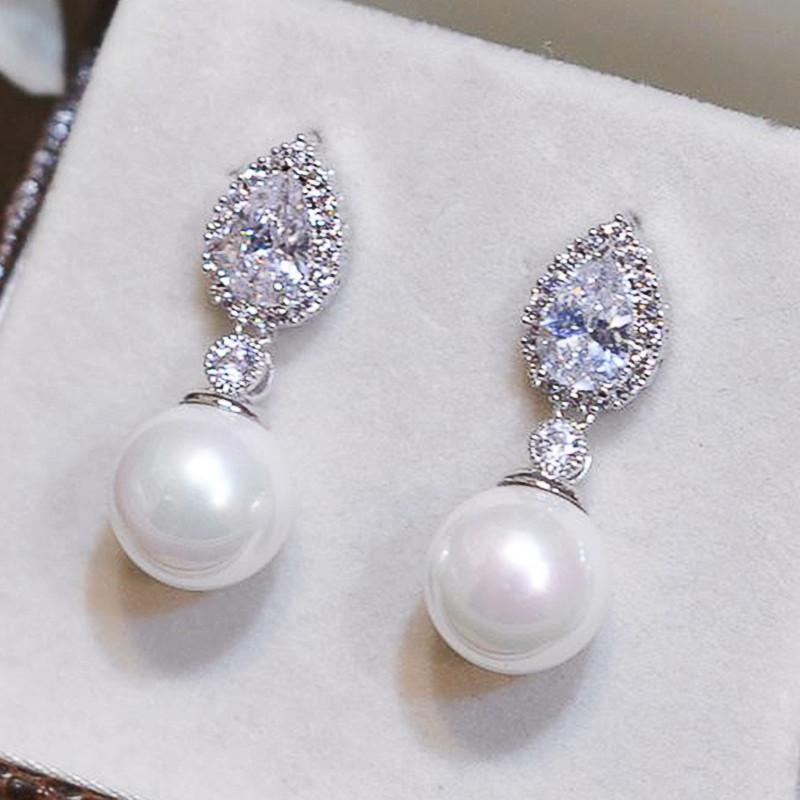 Korean style teardrop-shaped earrings, elegant and versatile imitation pearl earrings, female star style, light luxury short earrings
