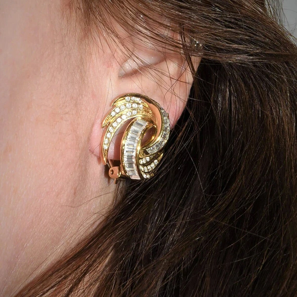  Metal micro-inlaid design earrings for women, personalized niche zircon jewelry, vortex eye-catching light luxury style jewelry