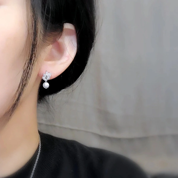 New copper inlaid AAA grade teardrop zircon earrings simple leaf shape imitation pearl all-match earrings for women