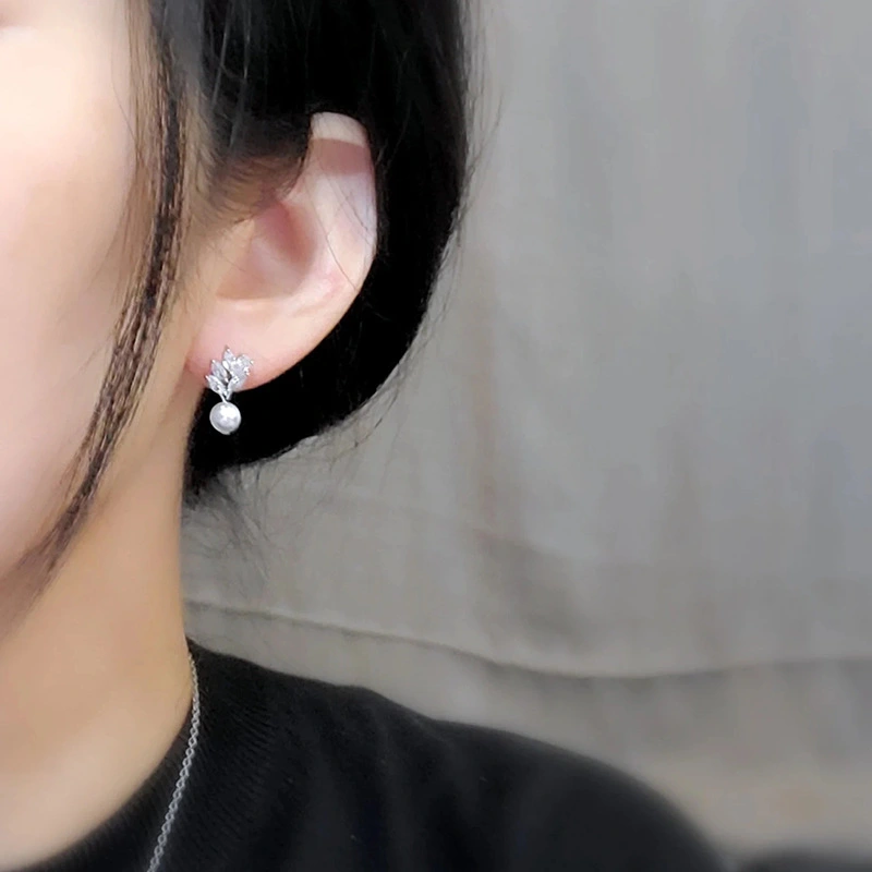 New copper inlaid AAA grade teardrop zircon earrings simple leaf shape imitation pearl all-match earrings for women