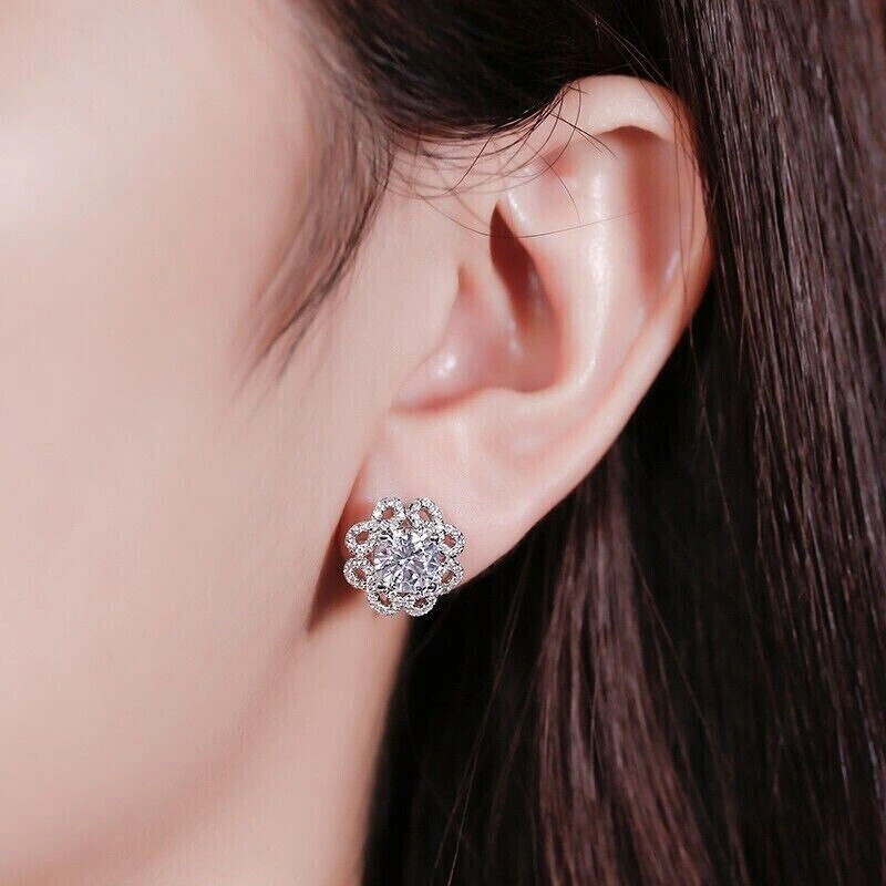 Fashionable and popular earrings with micro-inlaid zircon flowers, gorgeous and popular women's earrings, small and compact for daily commuting