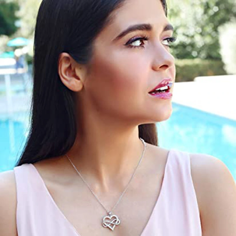 New Japanese and Korean clavicle chain fashion simple commuter Valentine's Day gift love zircon pendant necklace female