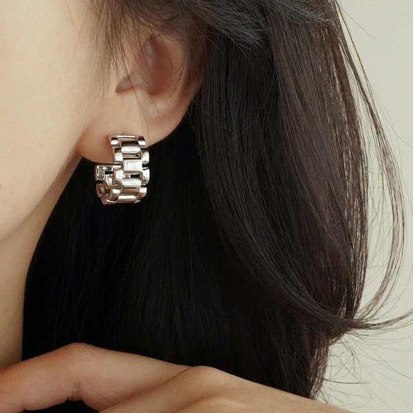 Metallic strap earrings, niche design, high-end temperament, fashionable earrings, personality, cool style earrings