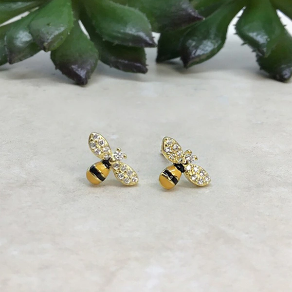 Exquisite mini cute earrings Korean pastoral bee earrings small fresh summer design earrings