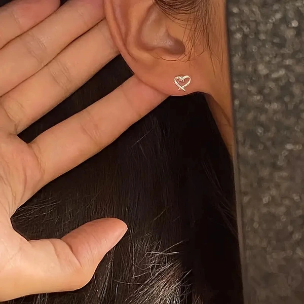   Simple minimalist heart earrings for women, sweet and fashionable everyday accessories