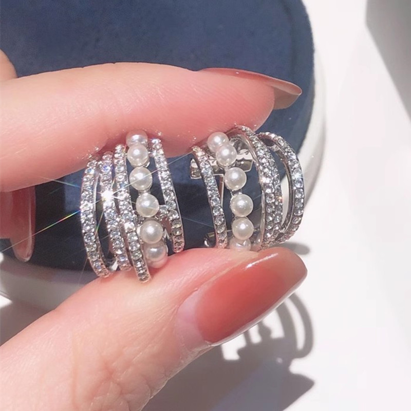  Exquisite and shiny micro-inlaid earrings for women, fashionable and elegant French geometric earrings, princess light luxury style jewelry