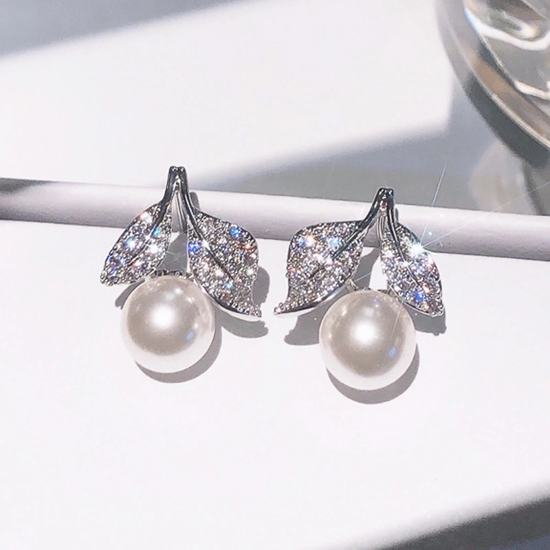 New imitation pearl leaf earrings for women, daily wear, ladies' accessories, fashionable, elegant and light luxury style