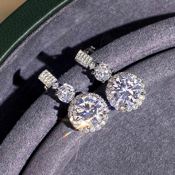 Domineering style temperament round super flash earrings French temperament Hong Kong style banquet light luxury earrings classic jewelry