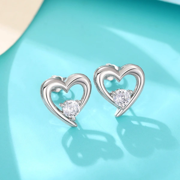  European and American style hollow heart earrings for women, simple and high-end new style earrings, small and elegant, versatile earrings