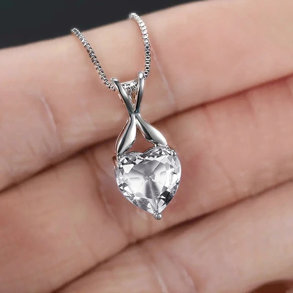   Hot selling new style heart-shaped pendant European and American versatile necklace simple floral box chain necklace