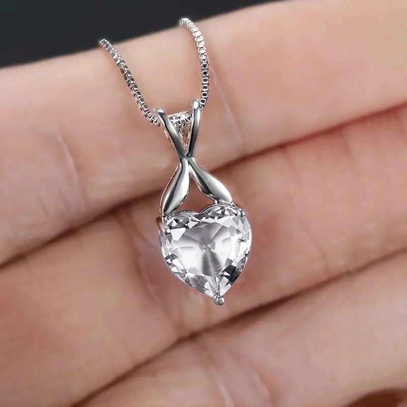   Hot selling new style heart-shaped pendant European and American versatile necklace simple floral box chain necklace