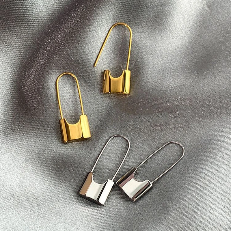 Minimalist metallic cool style earrings, fashionable designer style, lock-shaped earrings, factory direct sales