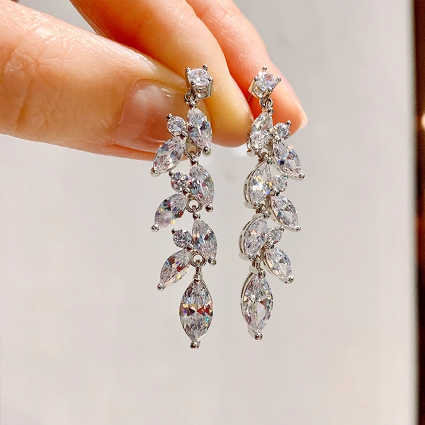 European and American light luxury leaf earrings European and American celebrities' same style long earrings fashionable light luxury earrings