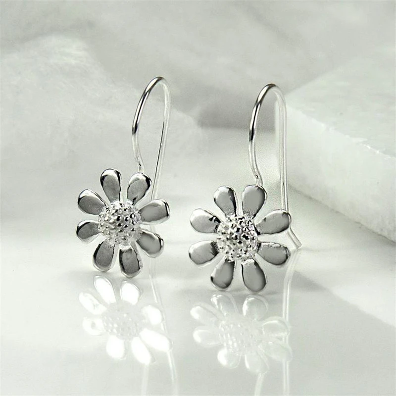   Hot-selling floral earrings, European and American fashion, women's small daisy ear hooks, factory direct sales, hot-selling earrings