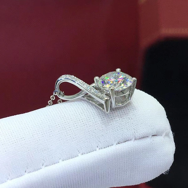 Niche design four-claw human-shaped necklace fashionable and exquisite women's zircon clavicle chain Valentine's Day gift