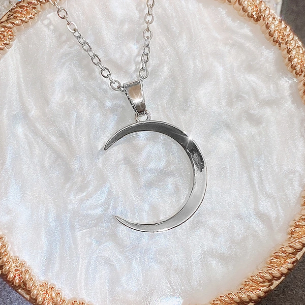 Korean style crescent pendant 2021 minimalist moon clavicle necklace simple design women's necklace