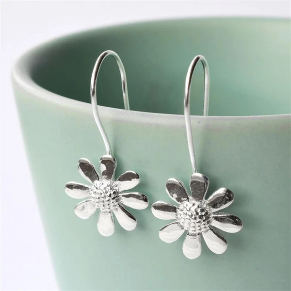   Hot-selling floral earrings, European and American fashion, women's small daisy ear hooks, factory direct sales, hot-selling earrings