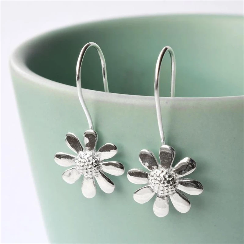   Hot-selling floral earrings, European and American fashion, women's small daisy ear hooks, factory direct sales, hot-selling earrings