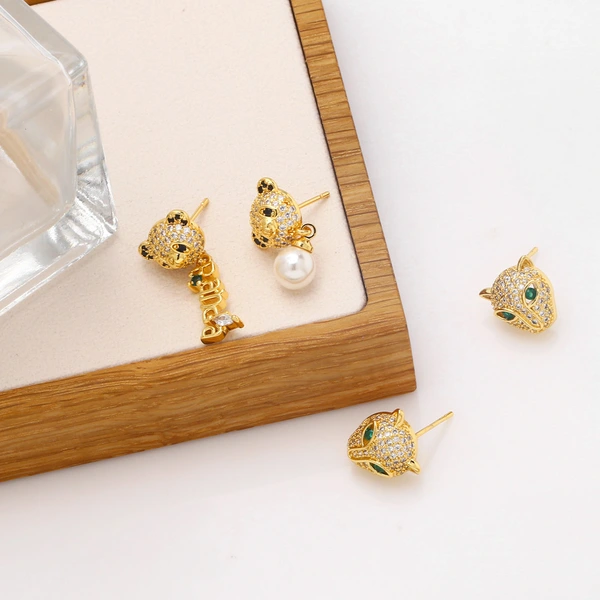 Cute and sweet personality design asymmetrical bear pearl earrings temperament network celebrity simple small earrings era020