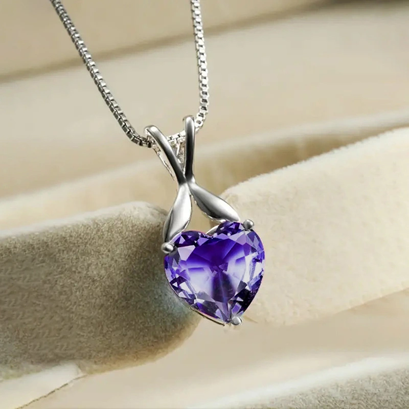   Hot selling new style heart-shaped pendant European and American versatile necklace simple floral box chain necklace