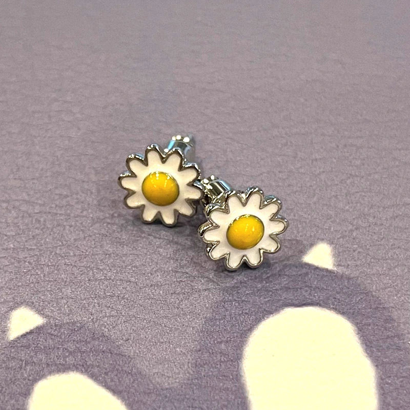 Fashionable epoxy daisy earrings for women, simple and fresh sunflower ear bone studs manufacturer