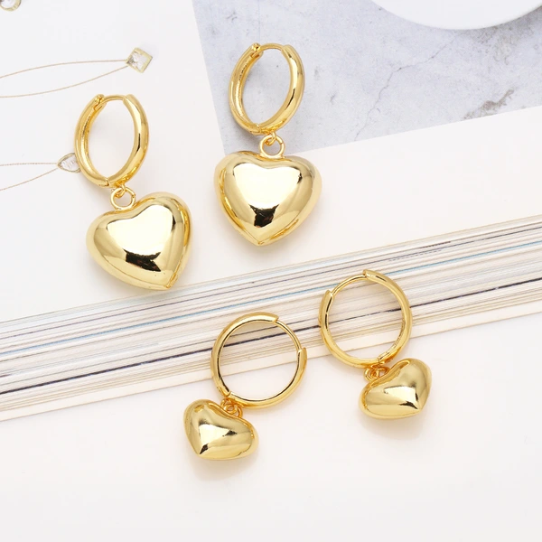 European and American hot selling golden peach heart earrings simple fashion retro love heart shaped earrings ear buckle erv30