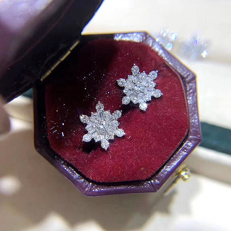Beautiful snowflake earrings, niche design, light luxury floral earrings, simple temperament, high-end earrings