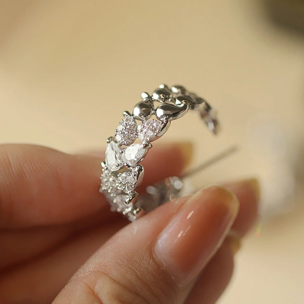 Korean fashion exquisite high-end earrings teardrop-shaped temperament C-shaped earrings plant leaf earrings