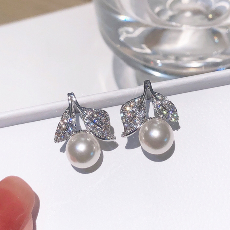 New imitation pearl leaf earrings for women, daily wear, ladies' accessories, fashionable, elegant and light luxury style