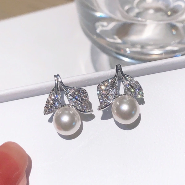 New imitation pearl leaf earrings for women, daily wear, ladies' accessories, fashionable, elegant and light luxury style