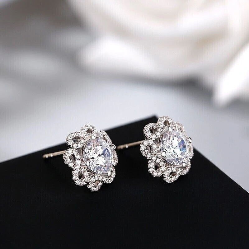 Fashionable and popular earrings with micro-inlaid zircon flowers, gorgeous and popular women's earrings, small and compact for daily commuting