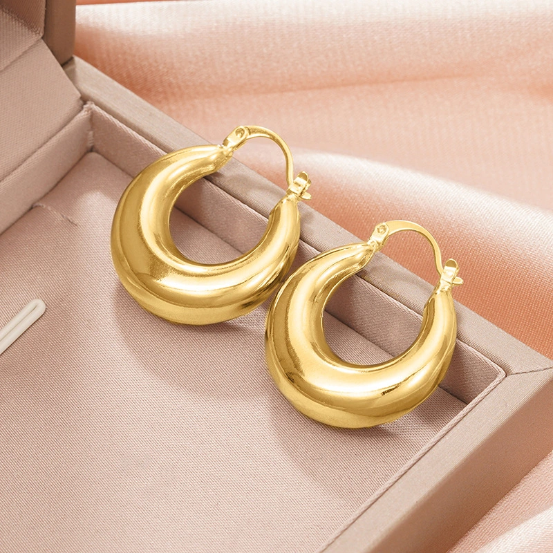 Fashionable and stylish earrings for women with French temperament. High-end popular online celebrity style.