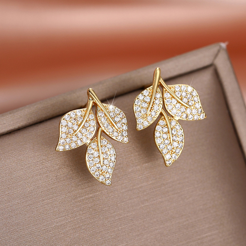  New style of diamond leaf earrings for women, exquisite and small, versatile earrings with floral design and aristocratic style