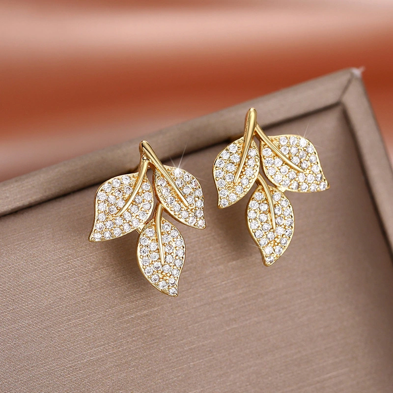  New style of diamond leaf earrings for women, exquisite and small, versatile earrings with floral design and aristocratic style
