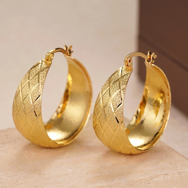 Curved widened U-shaped earrings for women, fashionable texture design, Middle Eastern light luxury style, floral niche, super hot style