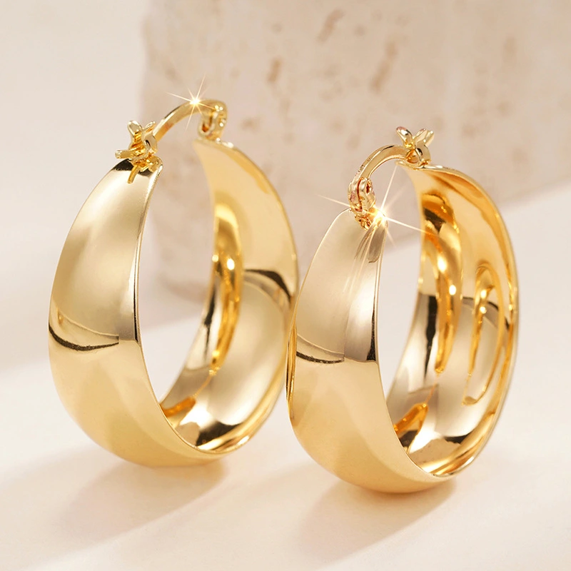 Curved widened U-shaped earrings for women, fashionable texture design, Middle Eastern light luxury style, floral niche, super hot style