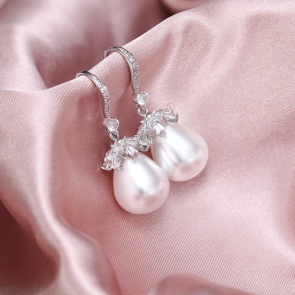 Japanese and Korean Baroque style earrings, simple artificial pearl earrings, retro palace style, long and versatile earrings