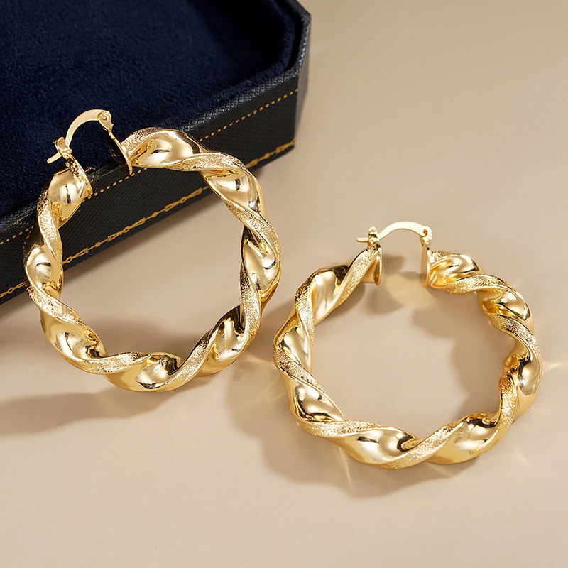 Spiral metal electroplated gold earrings for women, niche design, high-end style earrings, Asian sweet and cool accessories
