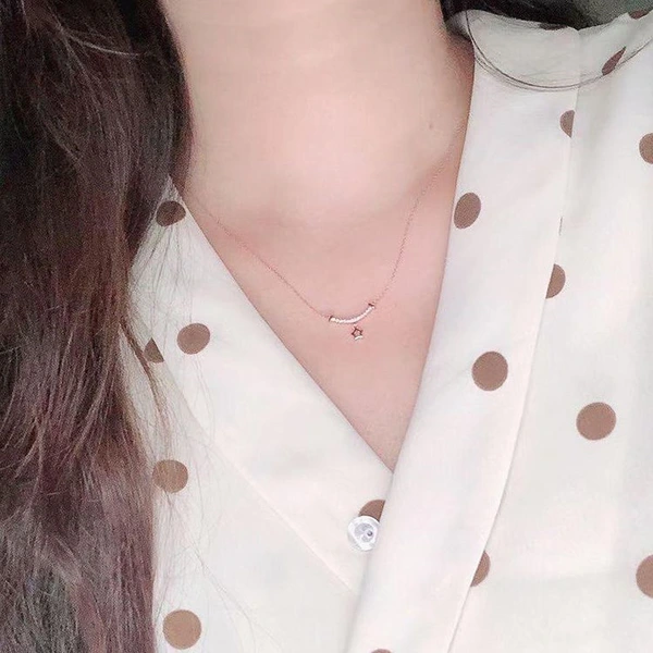 The hottest accessory in the live streaming room of internet celebrities: a simple curved smiley face diamond shooting star necklace