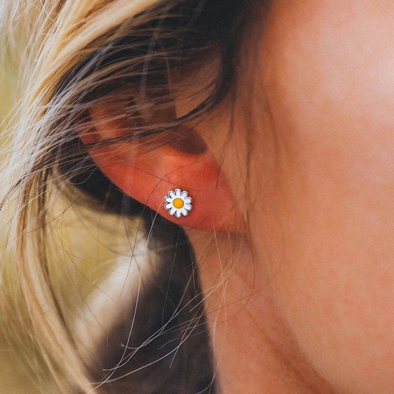 Fashionable epoxy daisy earrings for women, simple and fresh sunflower ear bone studs manufacturer