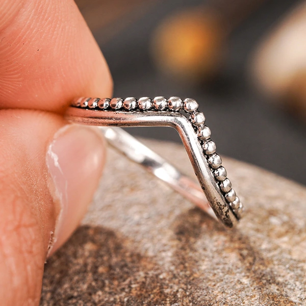   Hot selling simple minimalist V-shaped ring ring for daily commuting all-match ring decoration metal electroplating fashionable