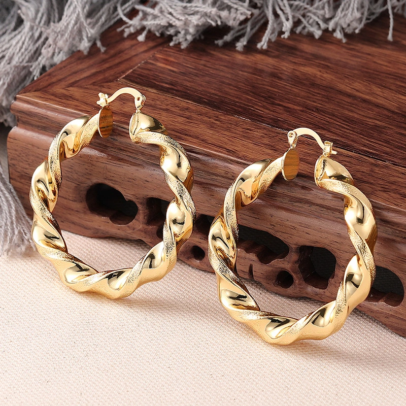 Spiral metal electroplated gold earrings for women, niche design, high-end style earrings, Asian sweet and cool accessories